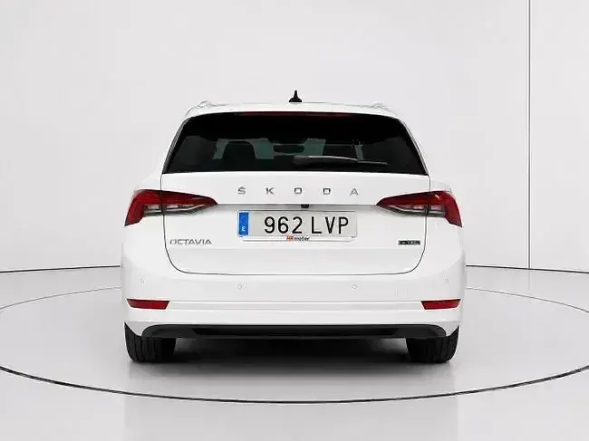 Usado Skoda Octavia Ambition 110 CV (80 kW) 2021 Blanco Familiar