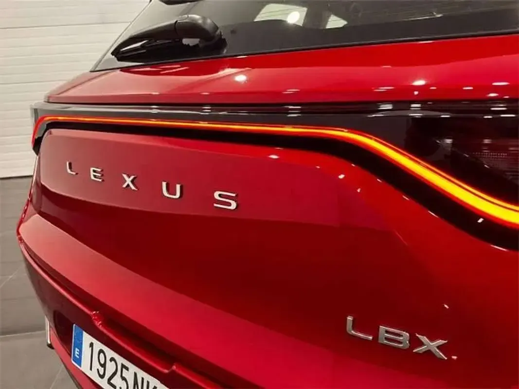 Usado Lexus LBX 136 CV (100 kW) 2026 Rojo SUV