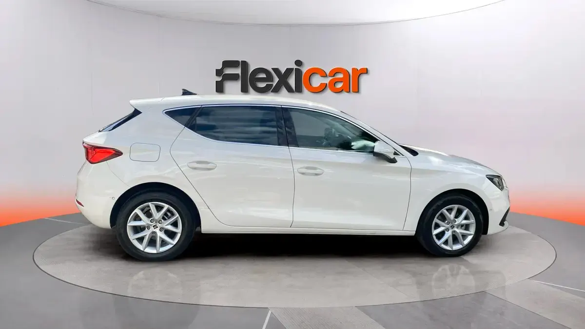 Usado Seat Leon Style 116 CV (85 kW) 2025 Blanco Berlina
