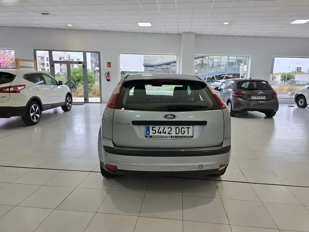 Usado Ford Focus Trend 101 CV (74 kW) 2005 Plateado Utilitario