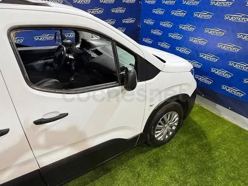 Usado Peugeot Rifter Active 100 CV (73 kW) 2020 Blanco Monovolumen