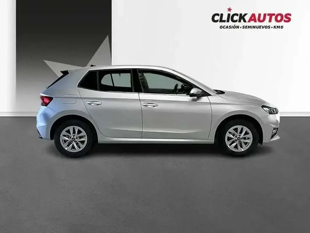Usado Skoda Fabia Selection 95 CV (69 kW) 2025 Plateado Utilitario