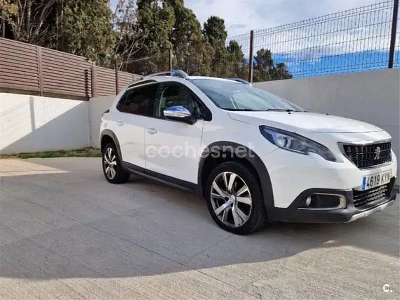 Usado Peugeot 2008 Allure 130 CV (95 kW) 2019 Gris / plata SUV