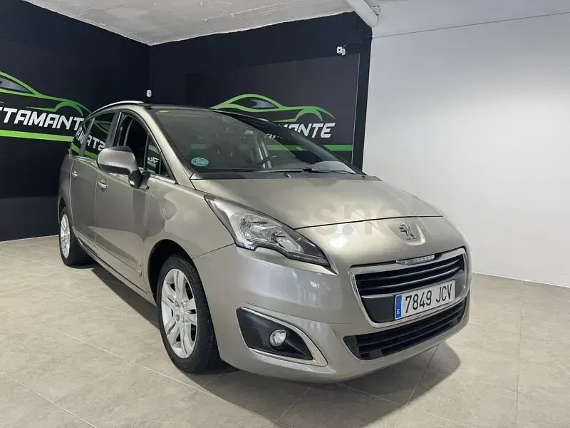 Usado Peugeot 5008 Access 120 CV (88 kW) 2015 Beige Monovolumen
