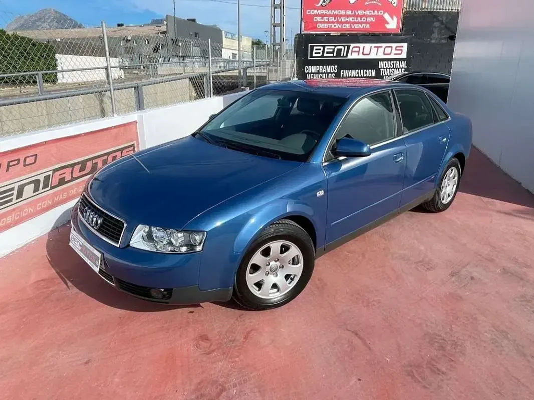 Usado Audi A4 131 CV (96 kW) 2001 Azul Berlina