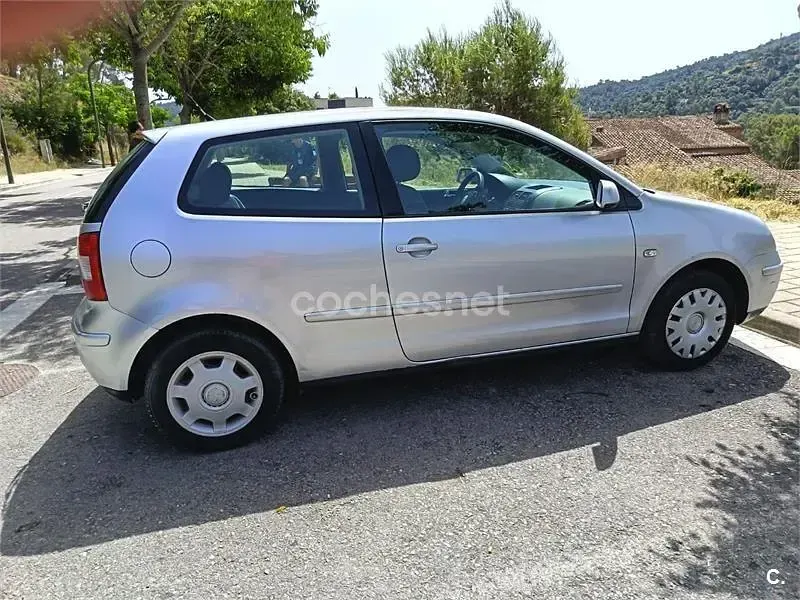 Usado VW Polo Trendline 75 CV (55 kW) 2002 Gris / plata Berlina