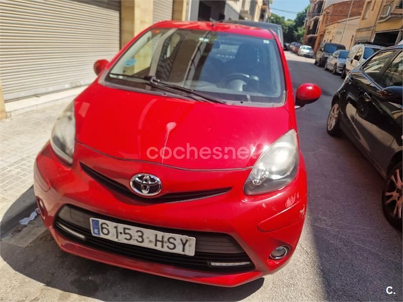 Usado Toyota Aygo City 68 CV (50 kW) 2013 Rojo Utilitario