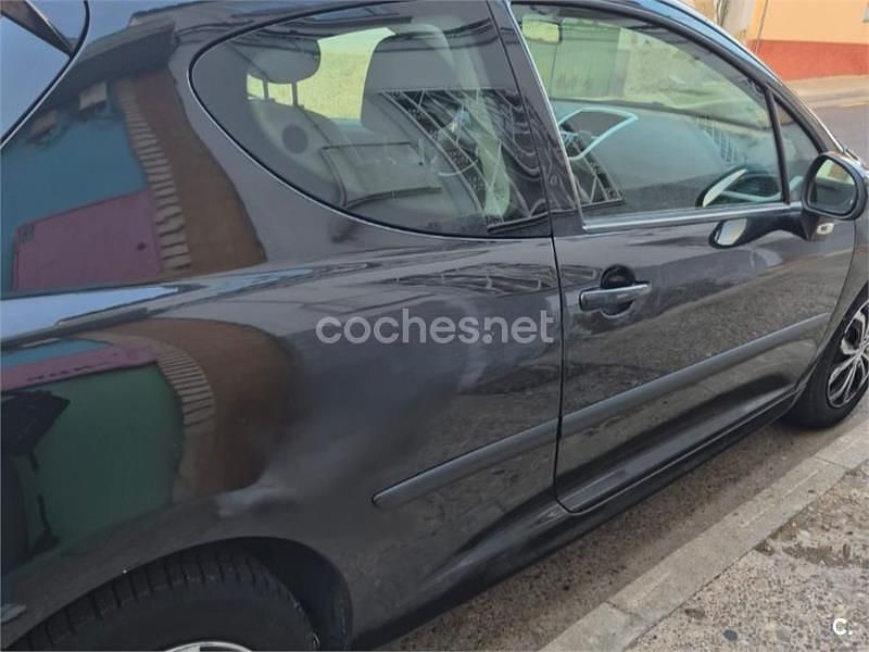 Usado Peugeot 207 70 CV (51 kW) 2008 Negro Berlina