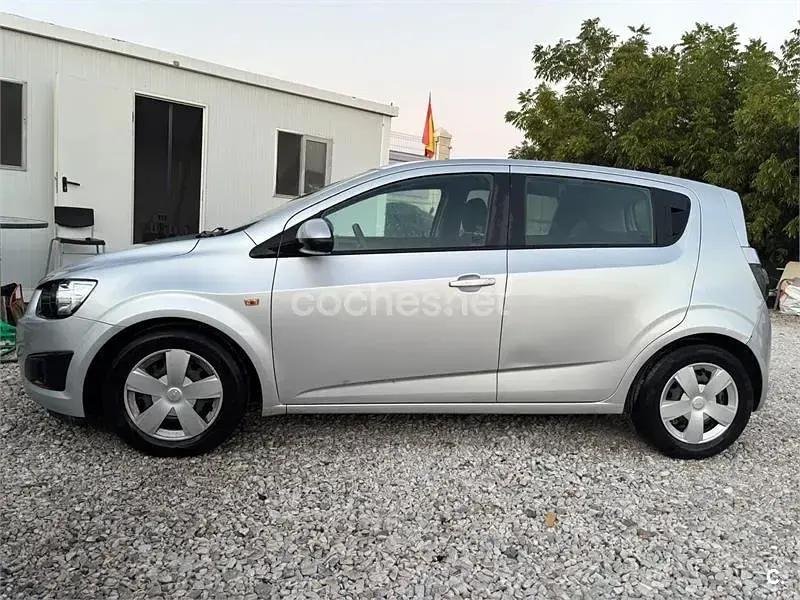 Usado Chevrolet Aveo LT 86 CV (63 kW) 2011 Gris / plata Berlina