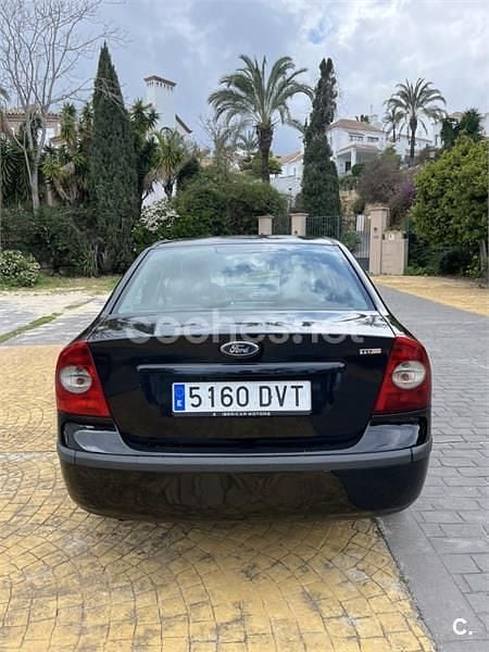 Usado Ford Focus Ghia 109 CV (80 kW) 2006 Negro Berlina