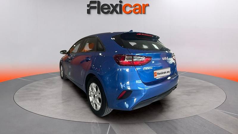 Käytetty Kia Ceed 101 HP (74 kW) 2022 Sininen Viistoperä