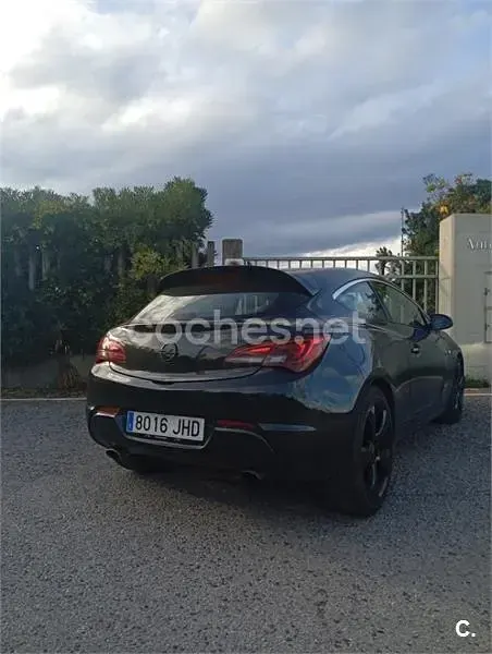 Usado Opel Astra GTC 195 CV (143 kW) 2015 Negro Berlina