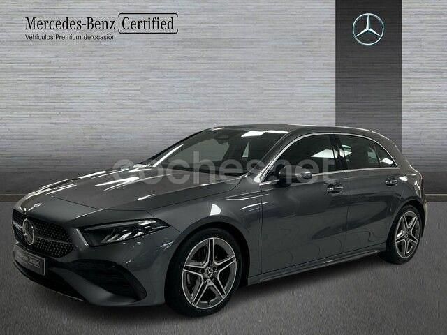 Usado Mercedes A180 AMG line 116 CV (85 kW) 2023 Gris montaña Berlina