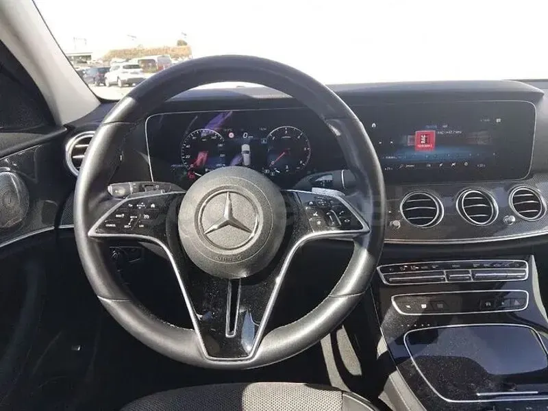 Usado Mercedes E220 194 CV (142 kW) 2022 Gris / plata Familiar