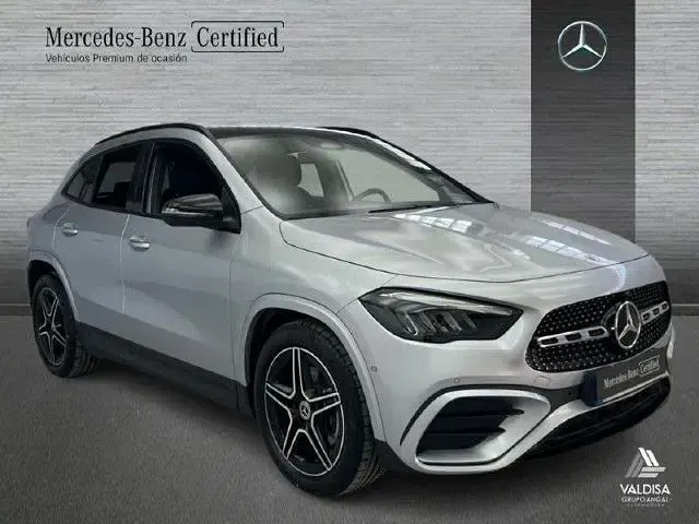 Usado Mercedes GLA200 150 CV (110 kW) 2025 Plata hightech SUV