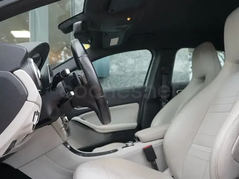 Usado Mercedes A180 Urban 109 CV (80 kW) 2013 Gris / plata Utilitario