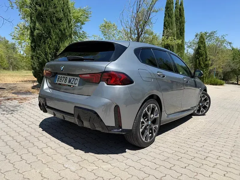 Usado BMW 120 Comfort Edition 163 CV (119 kW) 2025 Gris / plata Utilitario