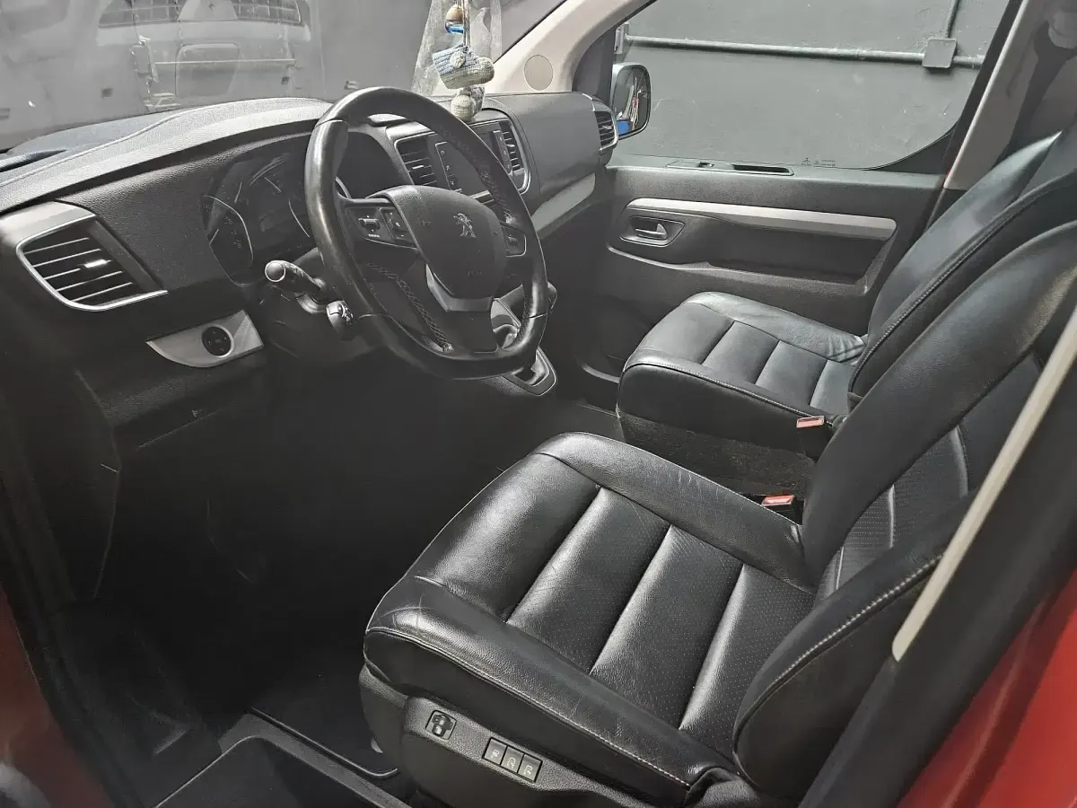 Usado Peugeot Traveller Allure 145 CV (106 kW) 2021 Rojo Monovolumen