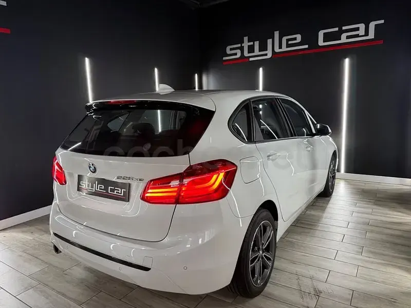 Usado BMW 225 Active Tourer iPerformance 224 CV (164 kW) 2020 Blanco Monovolumen