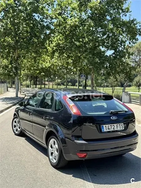 Usado Ford Focus Ghia 115 CV (84 kW) 2007 Negro Berlina