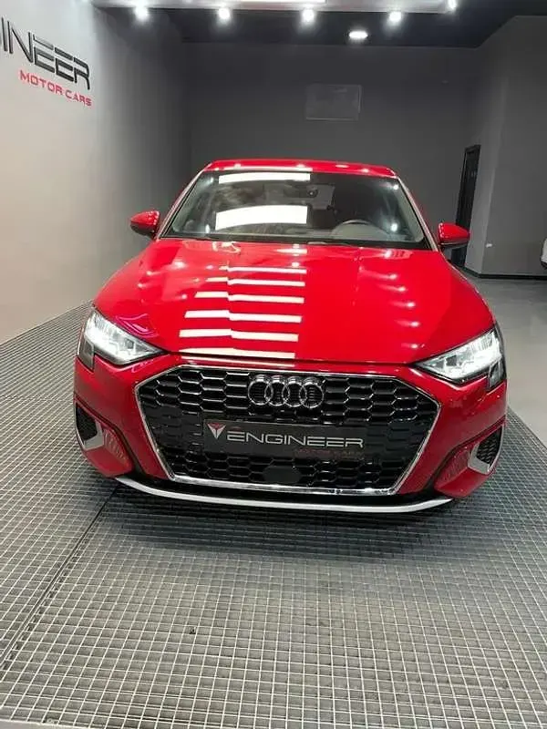 Usado Audi A3 Sportback Advanced Plus 109 CV (80 kW) 2022 Rojo Utilitario