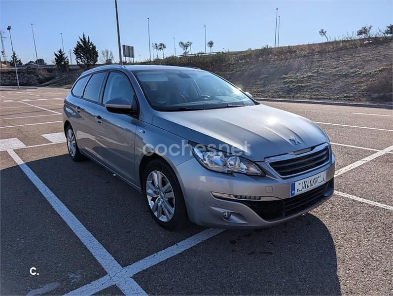 Usado Peugeot 308 SW Active 120 CV (88 kW) 2016 Gris / plata Familiar