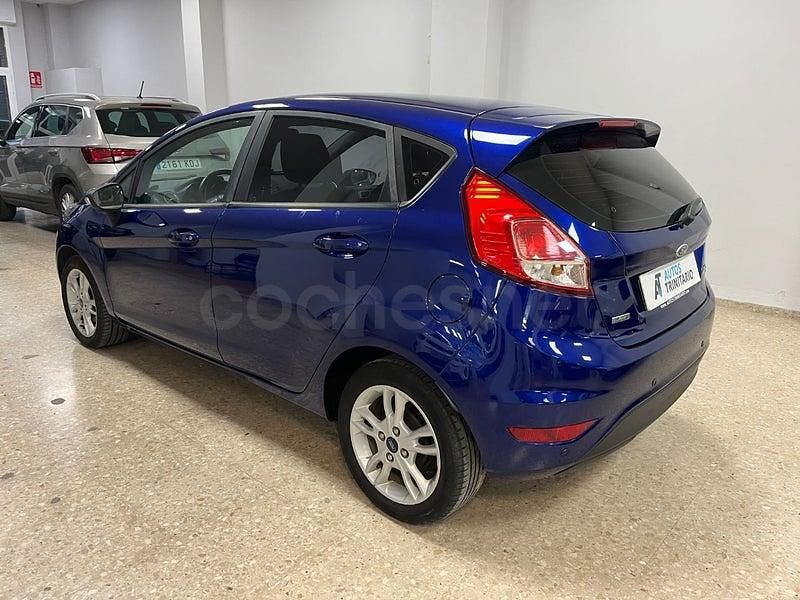 Usado Ford Fiesta Trend 100 CV (73 kW) 2015 Azul Berlina