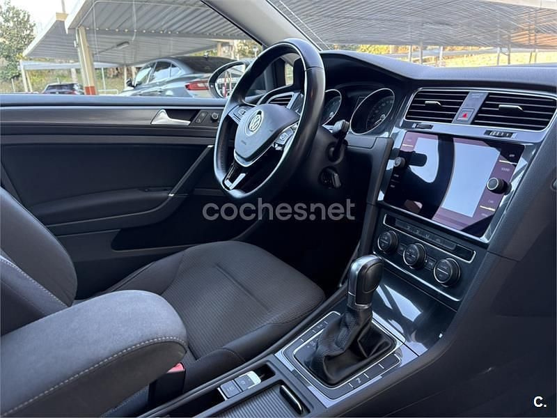 Usado VW Golf VII Advance 125 CV (91 kW) 2017 Gris / plata Berlina