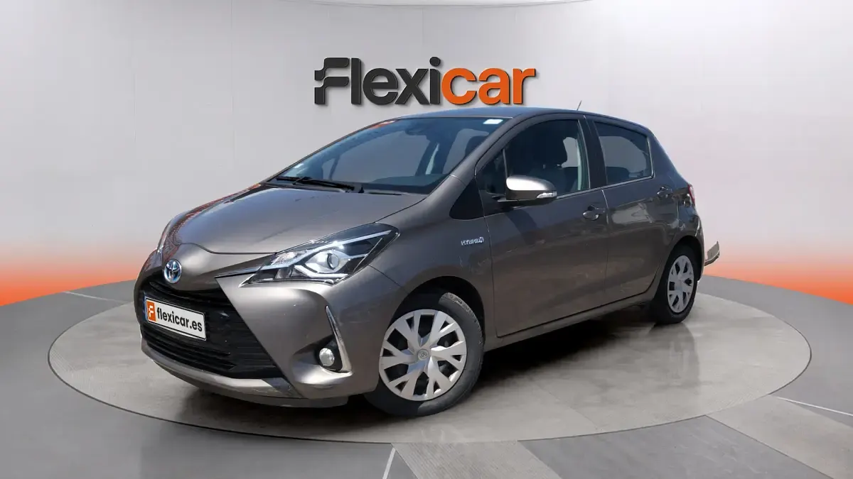 Usado Toyota Yaris Hybrid Active 100 CV (73 kW) 2020 Gris Berlina