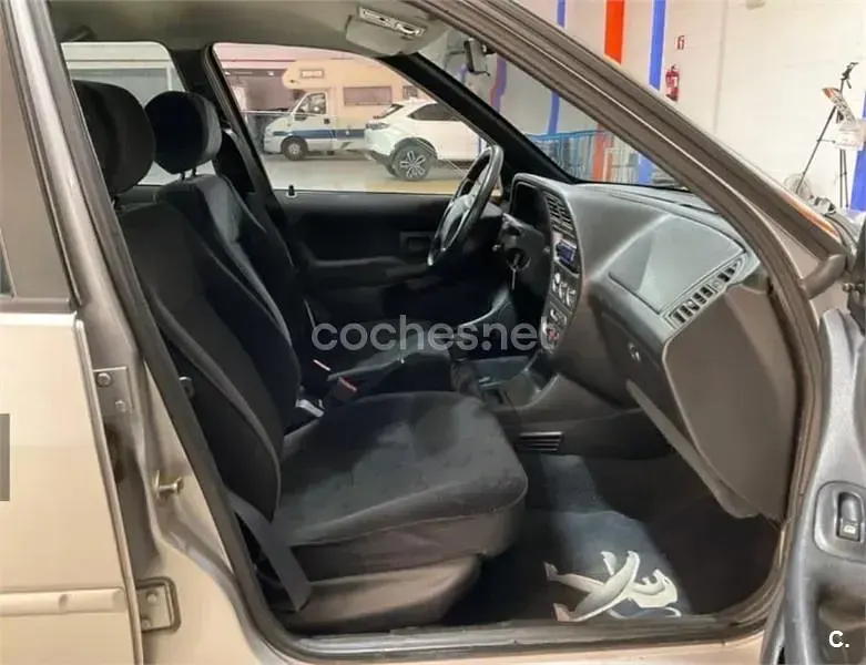 Usado Peugeot 306 71 CV (52 kW) 2001 Gris / plata Berlina