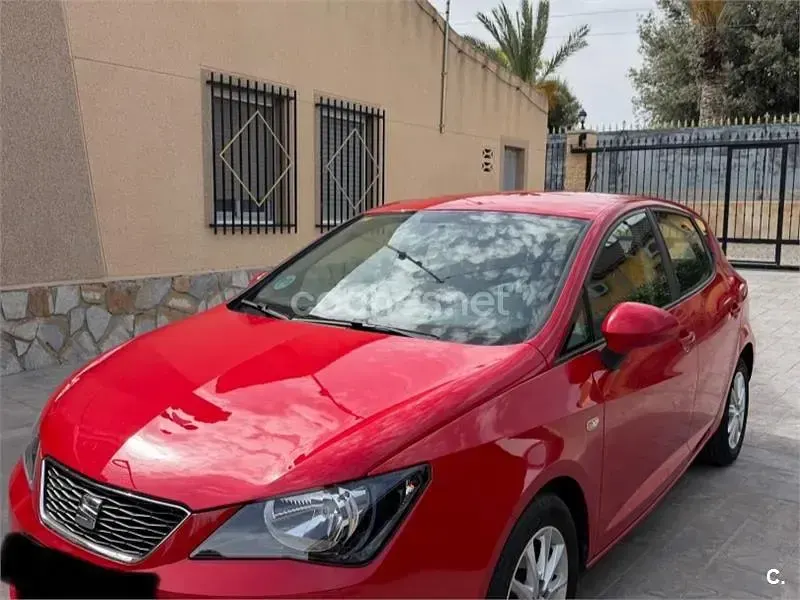 Usado Seat Ibiza Reference 70 CV (51 kW) 2014 Rojo Berlina