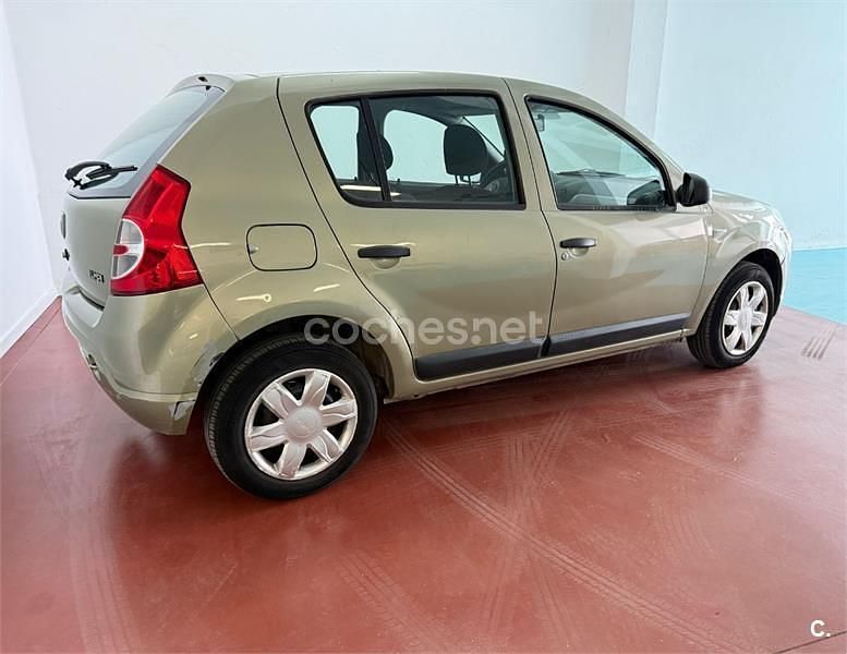 Usado Dacia Sandero Ambiance 75 CV (55 kW) 2008 Verde Utilitario