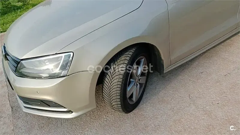 Usado VW Jetta Advance 125 CV (91 kW) 2015 Beige Berlina