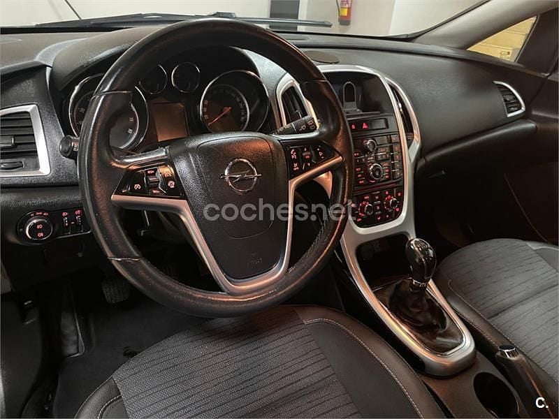 Usado Opel Astra Selective 115 CV (84 kW) 2014 Negro Berlina