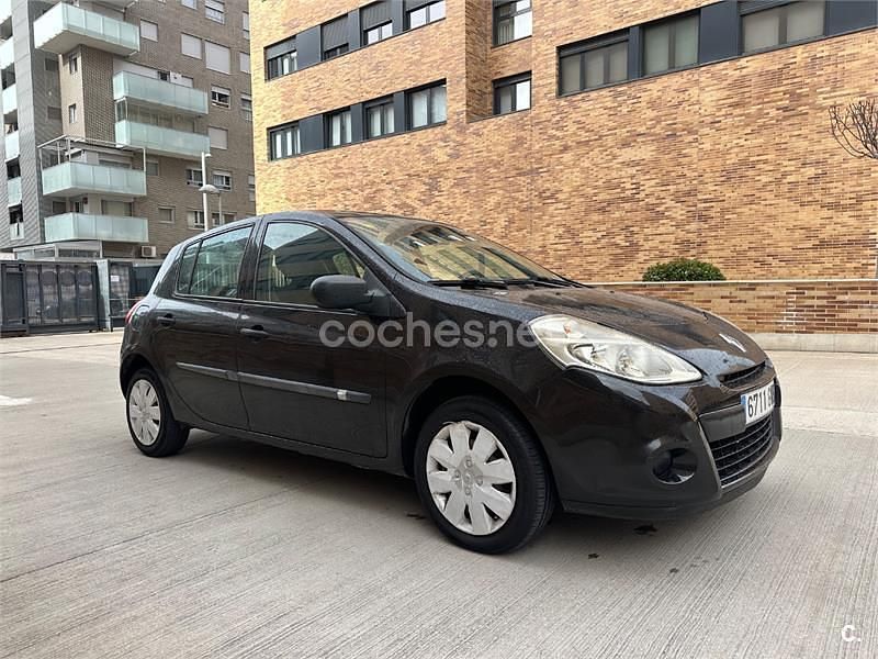 Usado Renault Clio II Authentique 75 CV (55 kW) 2010 Negro Berlina