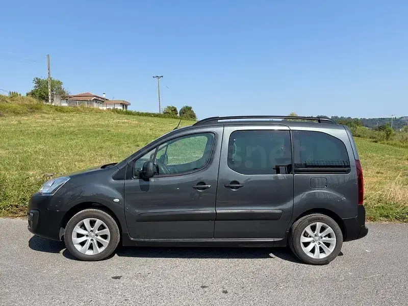 Usado Peugeot Partner Tepee Outdoor 120 CV (88 kW) 2016 Gris / plata Monovolumen