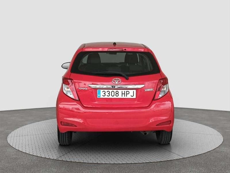 Usado Toyota Yaris City 69 CV (50 kW) 2013 Rojo Utilitario