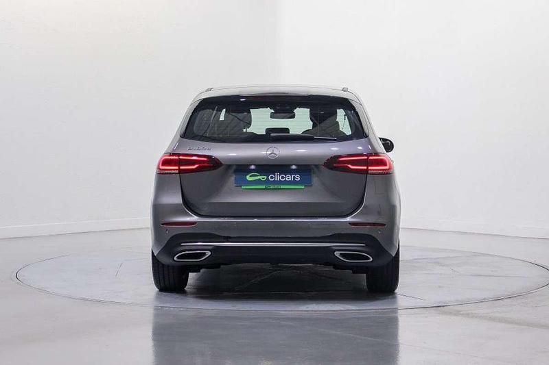 Usado Mercedes B180 116 CV (85 kW) 2021 Gris Monovolumen