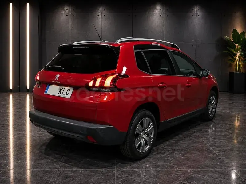 Usado Peugeot 2008 Style 100 CV (73 kW) 2018 Rojo SUV