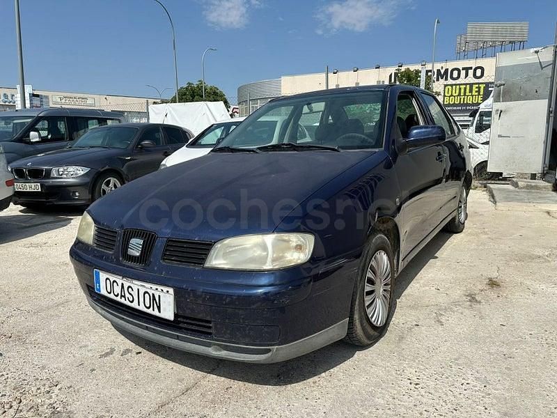 Usado Seat Cordoba Stella 75 CV (55 kW) 2001 Azul Berlina