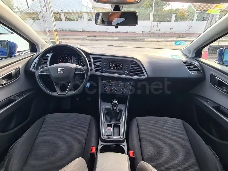 Usado Seat Leon Style 110 CV (80 kW) 2018 Azul Berlina