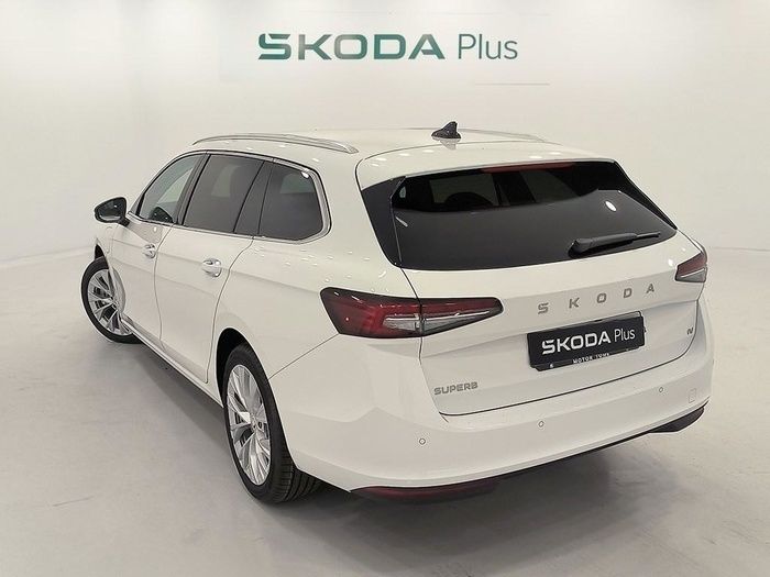Blanco Usado 2025 Skoda Superb Selection Familiar | 44.950 € (Un poco caro) - Imagen 1/4