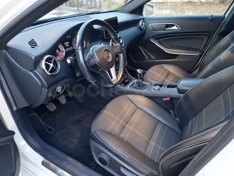 Usado Mercedes A200 Urban 136 CV (100 kW) 2014 Blanco Berlina