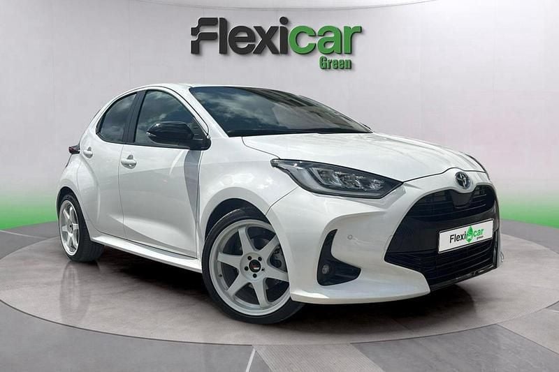 Blanco Usado 2023 Toyota Yaris Hybrid Style Berlina | 18.990 € (Precio justo) - Imagen 1/4