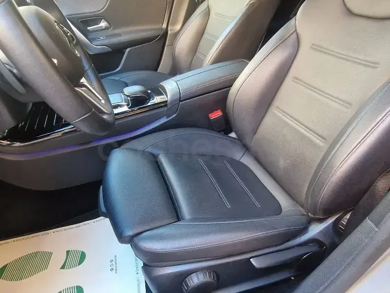 Usado Mercedes A180 116 CV (85 kW) 2020 Gris / plata Berlina