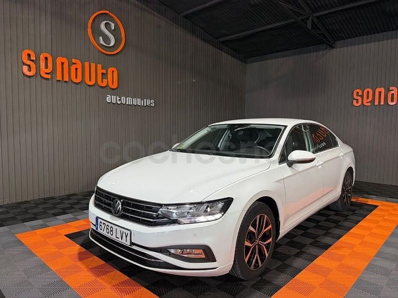 Usado VW Passat Executive 150 CV (110 kW) 2022 Blanco Familiar