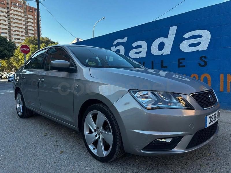 Usado Seat Toledo Style 105 CV (77 kW) 2014 Gris / plata Berlina