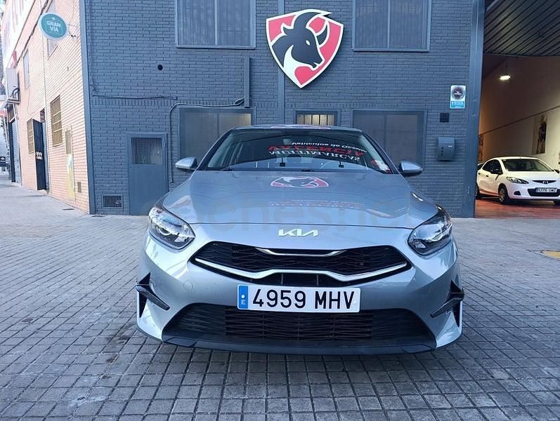 Usado Kia Ceed 136 CV (100 kW) 2023 Gris / plata Utilitario