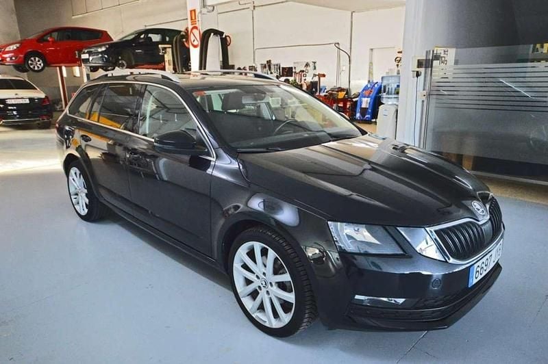 Usado Skoda Octavia Style 150 CV (110 kW) 2017 Negro Familiar