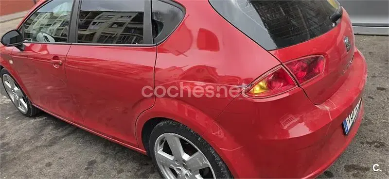 Usado Seat Leon Copa 90 CV (66 kW) 2011 Rojo Utilitario